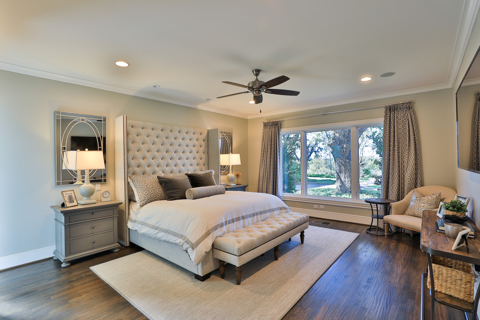 ダラスにあるトランジショナルスタイルのおしゃれな寝室 (ベージュの壁、濃色無垢フローリング、茶色い床、グレーとブラウン) のレイアウト
