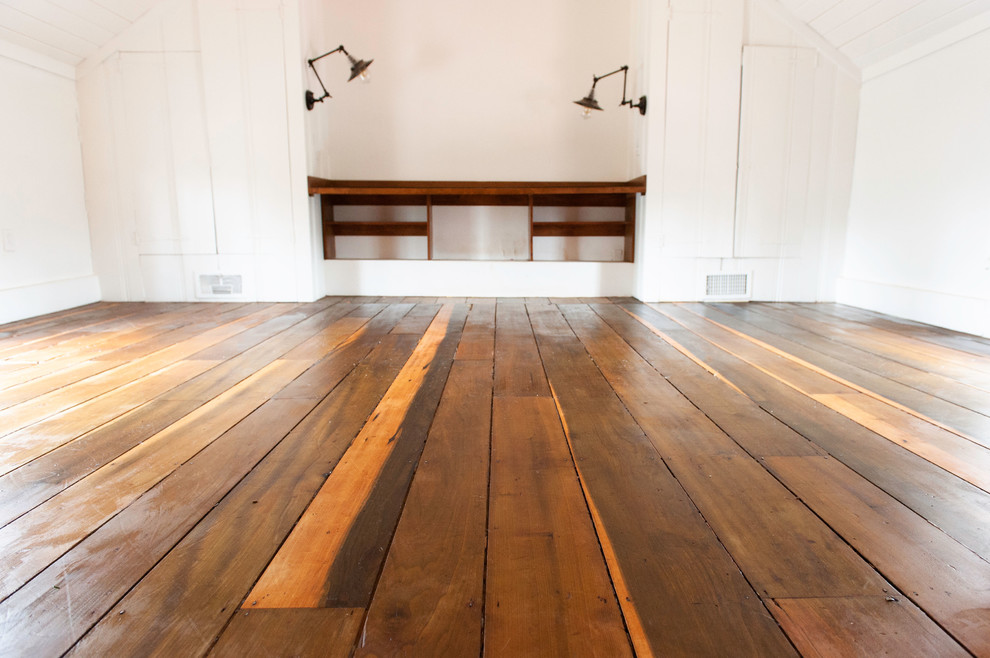 Mittelgroßes Country Schlafzimmer im Loft-Style mit weißer Wandfarbe, braunem Holzboden und braunem Boden in Nashville