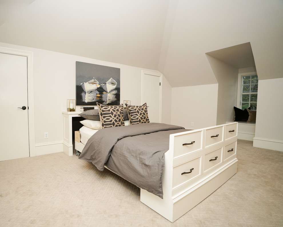 Свежая идея для дизайна: большая гостевая спальня (комната для гостей) в викторианском стиле с серыми стенами, ковровым покрытием и разноцветным полом - отличное фото интерьера