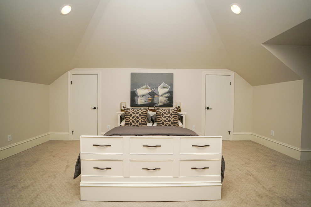 Пример оригинального дизайна: большая гостевая спальня (комната для гостей) в викторианском стиле с серыми стенами, ковровым покрытием и разноцветным полом