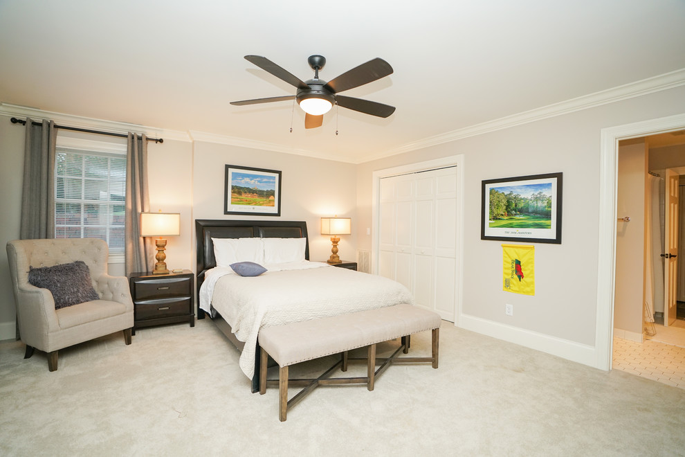 На фото: большая хозяйская спальня в викторианском стиле с серыми стенами, ковровым покрытием и разноцветным полом с