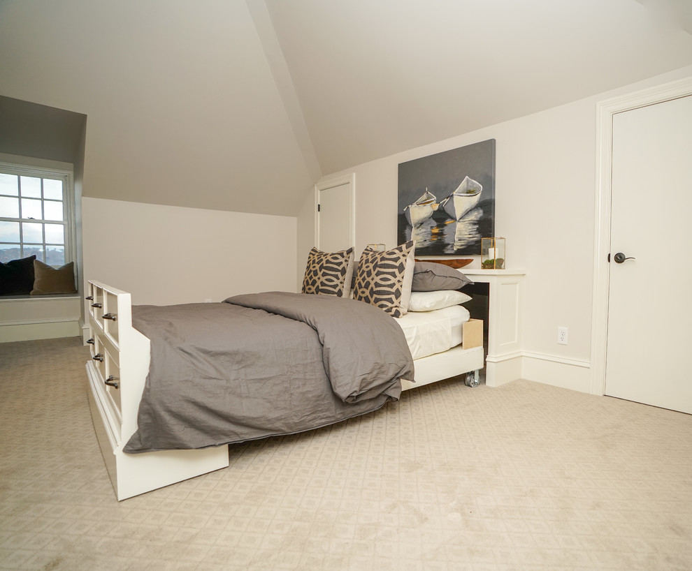 Источник вдохновения для домашнего уюта: большая гостевая спальня (комната для гостей) в викторианском стиле с серыми стенами, ковровым покрытием и разноцветным полом