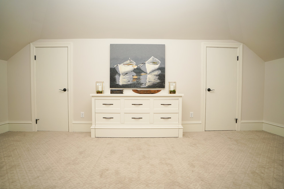 На фото: большая гостевая спальня (комната для гостей) в викторианском стиле с серыми стенами, ковровым покрытием и разноцветным полом с