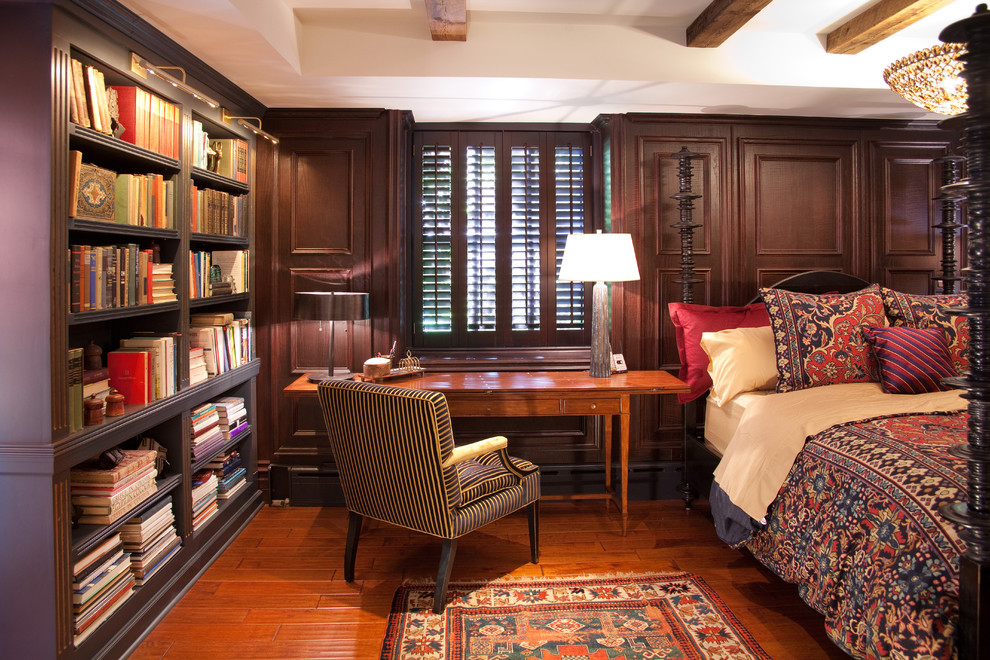 Klassisches Schlafzimmer mit brauner Wandfarbe und braunem Holzboden in Chicago