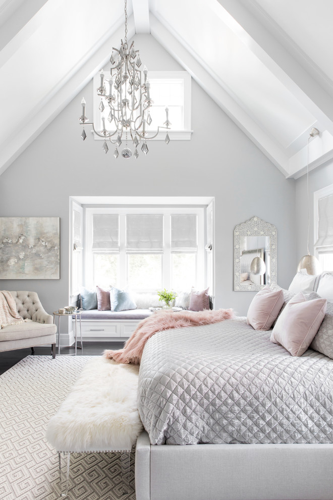 Cette photo montre une chambre parentale grise et rose bord de mer avec un mur gris et parquet foncé.
