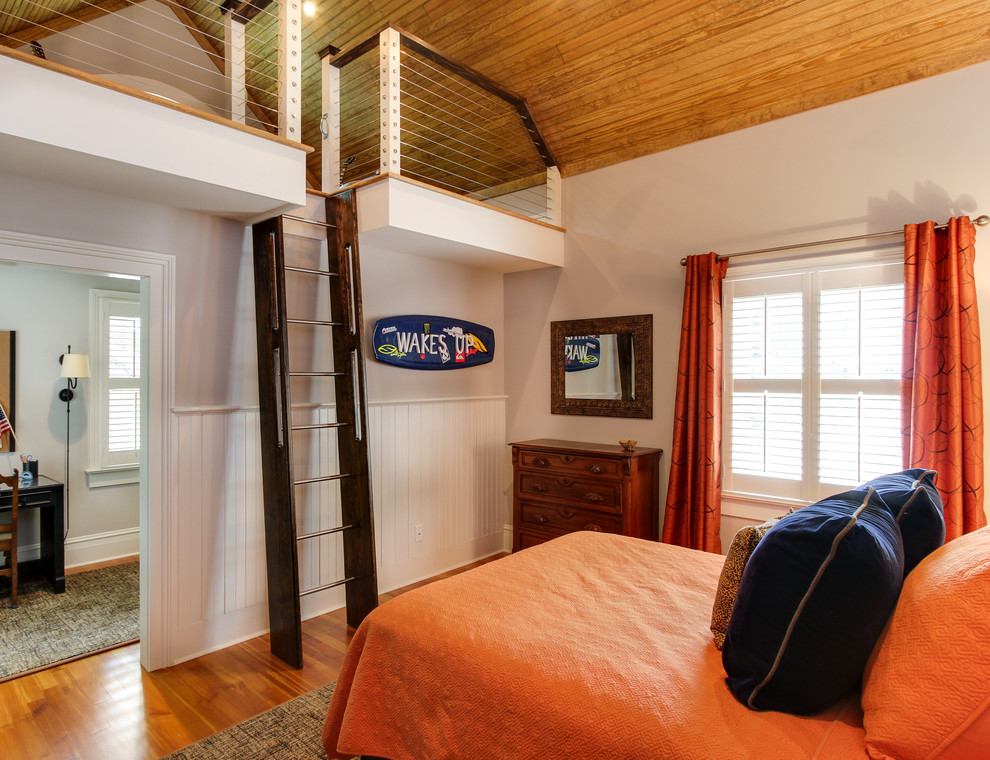 Idee per una grande camera da letto stile loft tradizionale con pareti beige, pavimento in legno massello medio e nessun camino