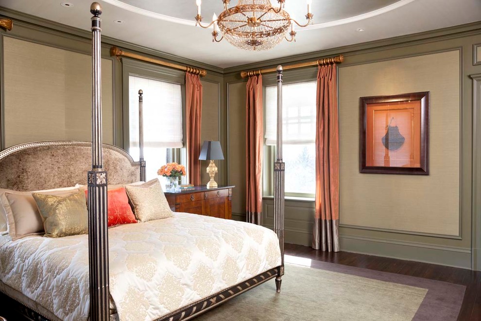 На фото: большая хозяйская спальня в классическом стиле с разноцветными стенами и темным паркетным полом с