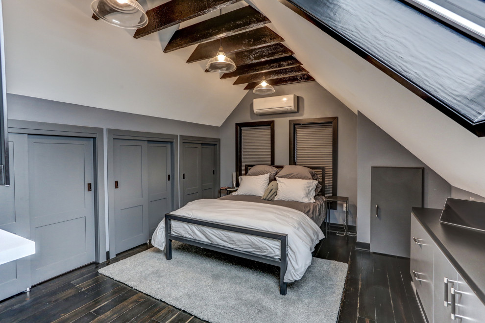 Стильный дизайн: маленькая хозяйская спальня в современном стиле с серыми стенами, темным паркетным полом и черным полом без камина для на участке и в саду - последний тренд
