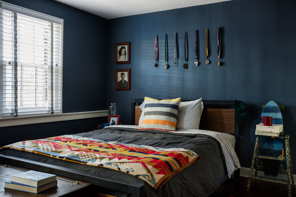 Стильный дизайн: маленькая спальня в стиле неоклассика (современная классика) с синими стенами и темным паркетным полом для на участке и в саду - последний тренд