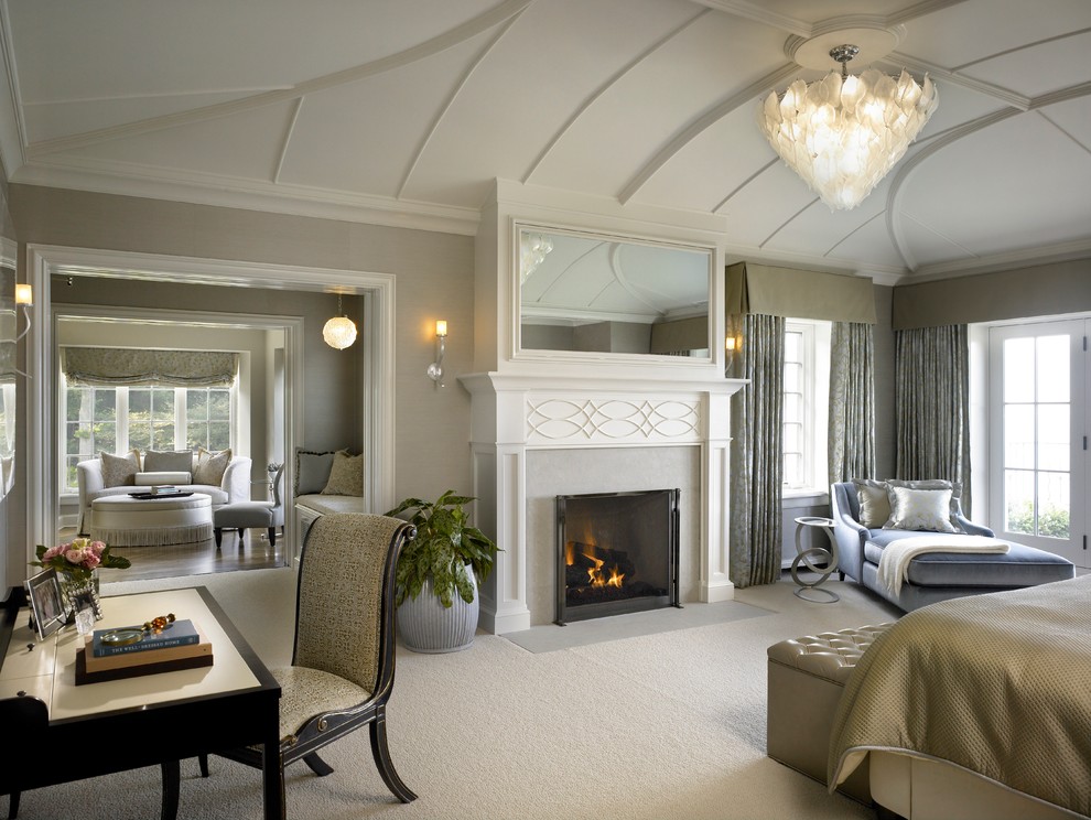 Klassisches Schlafzimmer mit beiger Wandfarbe, Teppichboden und Kamin in Chicago