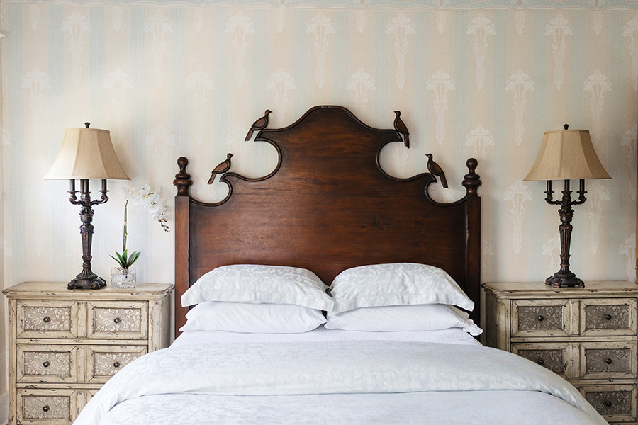 Imagen de dormitorio principal clásico de tamaño medio con paredes azules, suelo laminado y suelo marrón