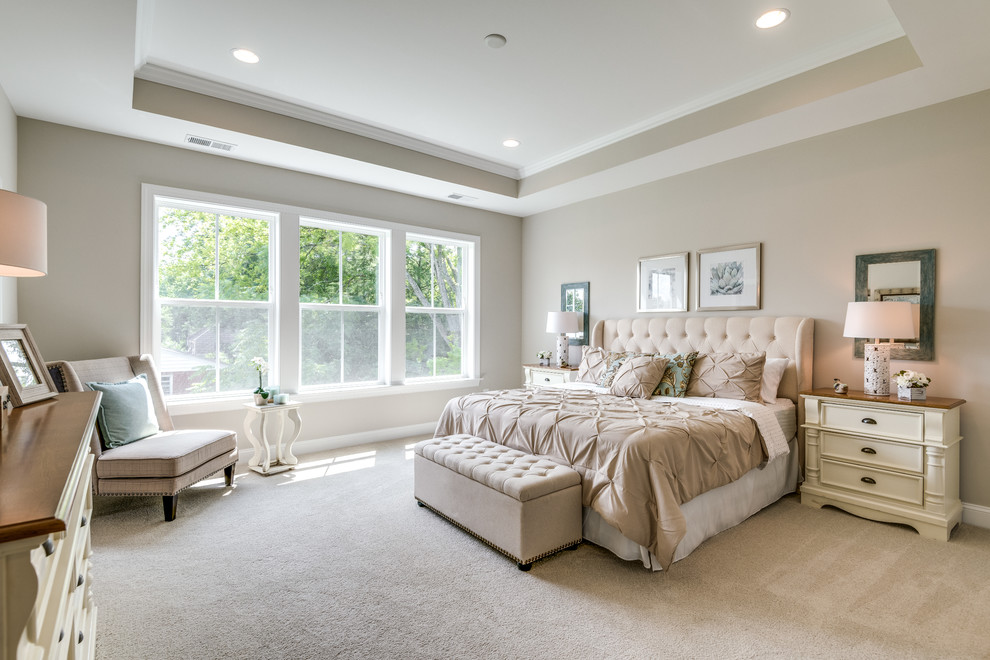 Klassisches Schlafzimmer mit beiger Wandfarbe, Teppichboden und beigem Boden in Washington, D.C.
