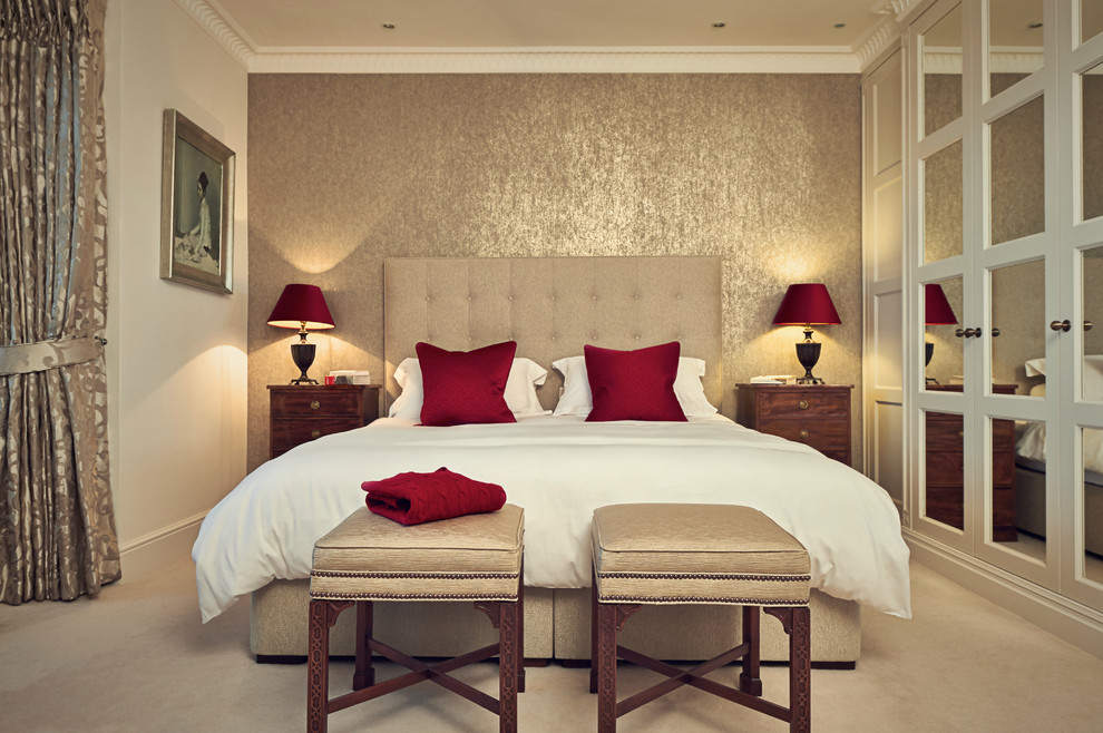 Mittelgroßes Klassisches Hauptschlafzimmer ohne Kamin mit beiger Wandfarbe und Teppichboden in London