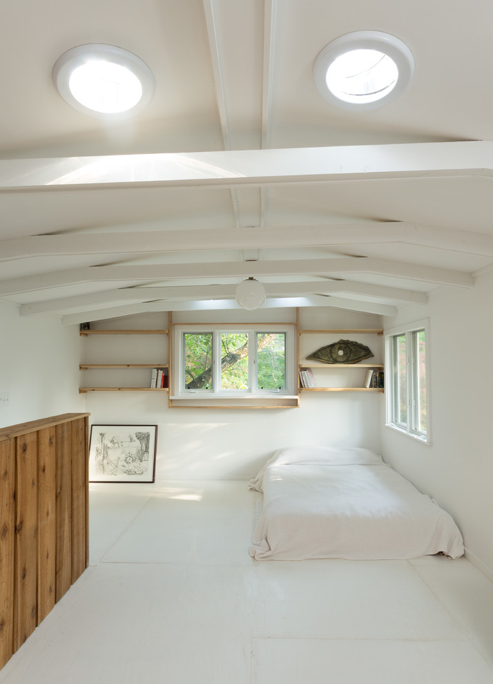 Mittelgroßes Skandinavisches Schlafzimmer im Loft-Style, ohne Kamin mit weißer Wandfarbe und Keramikboden in Chicago