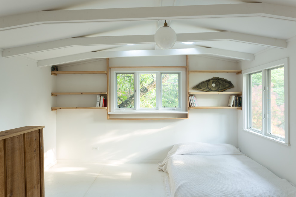 На фото: спальня среднего размера на антресоли в скандинавском стиле с белыми стенами и мраморным полом без камина