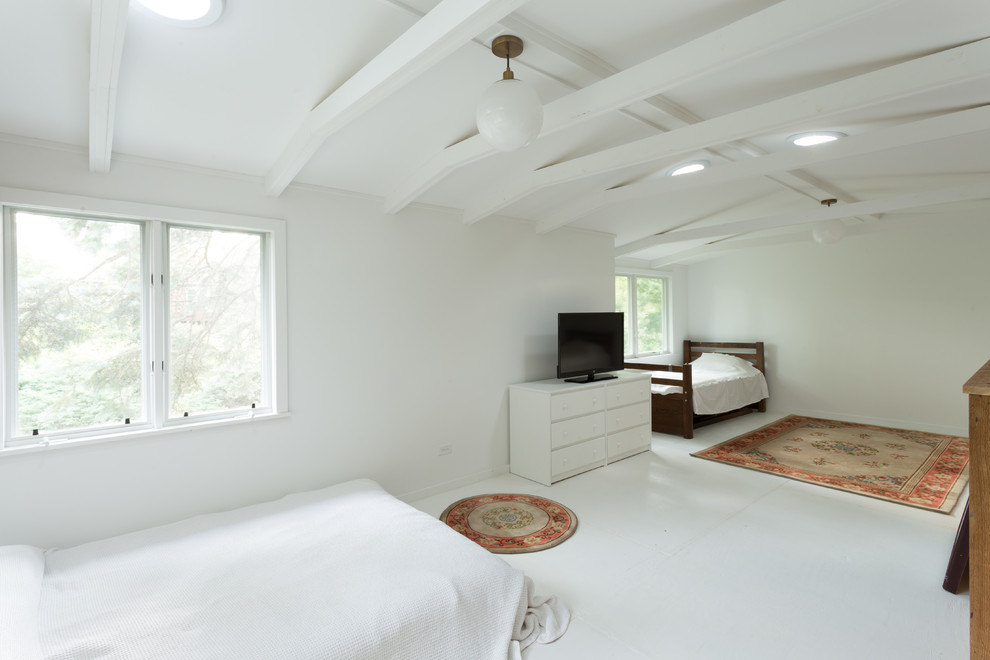 Cette photo montre une chambre mansardée ou avec mezzanine scandinave de taille moyenne avec un mur blanc, un sol en marbre et aucune cheminée.