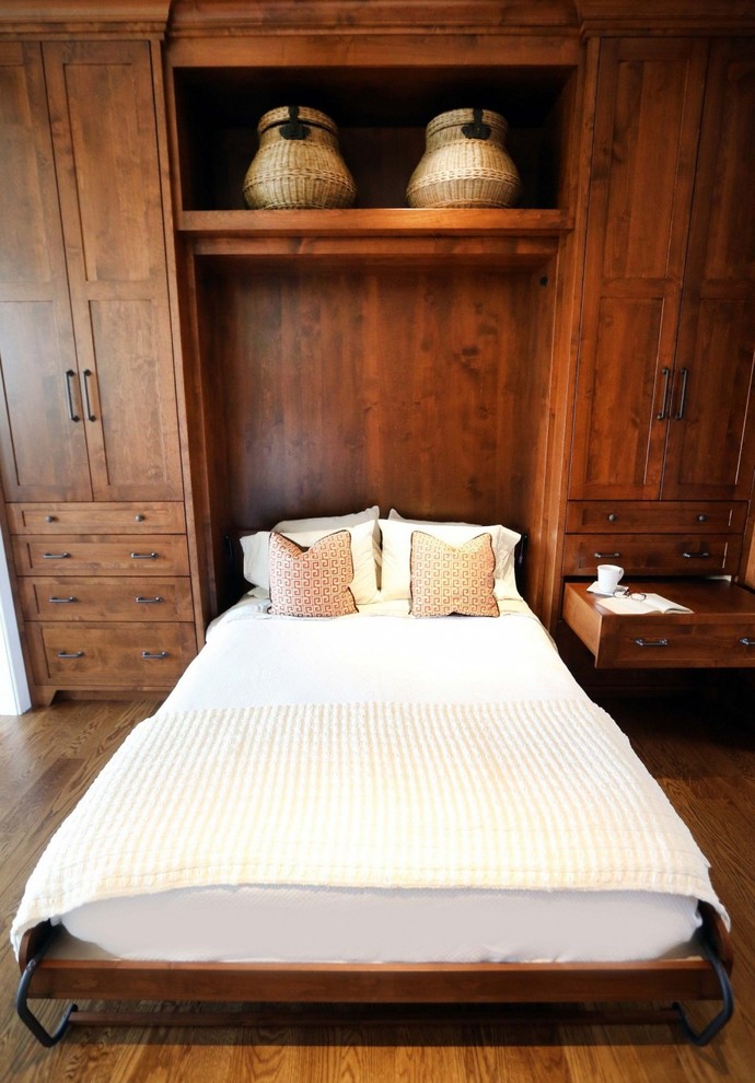 Ispirazione per una camera da letto stile loft eclettica con pavimento in legno massello medio e nessun camino
