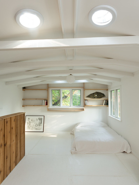 Imagen de dormitorio tipo loft nórdico de tamaño medio sin chimenea con paredes blancas y suelo de baldosas de cerámica