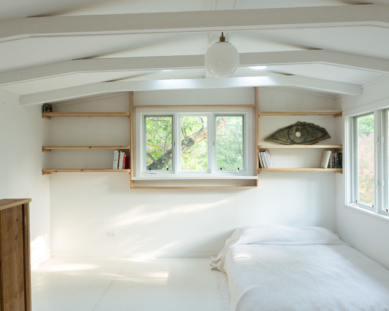 Foto di una camera da letto stile loft nordica di medie dimensioni con pareti bianche, pavimento con piastrelle in ceramica e nessun camino