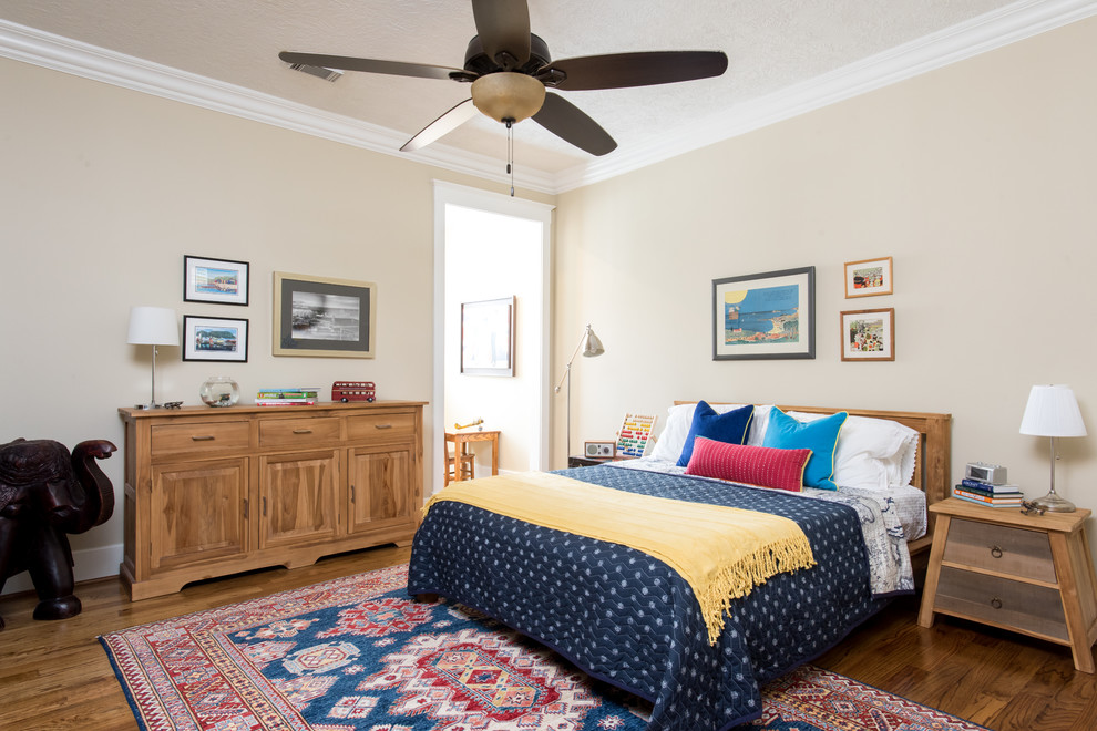 Großes Klassisches Schlafzimmer im Loft-Style mit beiger Wandfarbe und hellem Holzboden in Houston