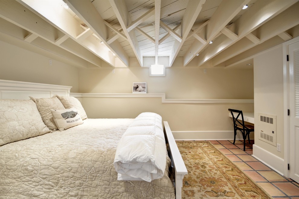 Exemple d'une chambre mansardée ou avec mezzanine rétro avec un mur beige, un sol en carrelage de céramique et un sol marron.