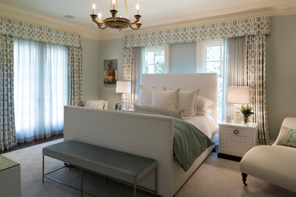 Diseño de habitación de invitados tradicional grande sin chimenea con paredes azules, suelo de madera oscura y suelo beige