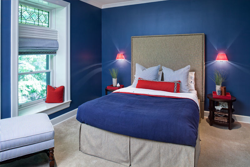 Inspiration pour une chambre traditionnelle de taille moyenne avec un mur bleu, une cheminée standard et un manteau de cheminée en pierre.