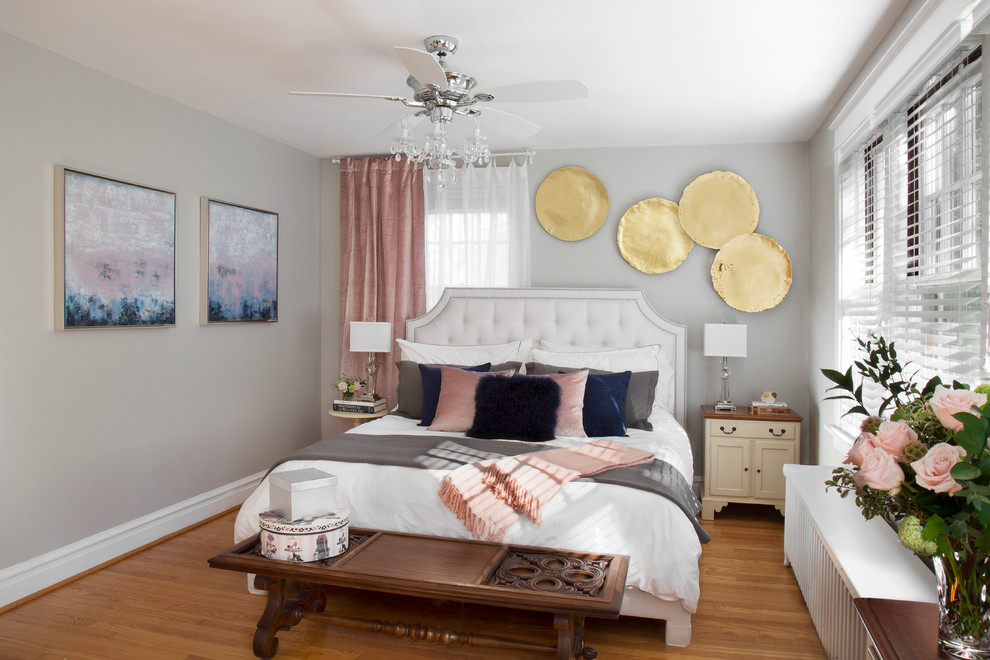 Inspiration för ett vintage sovrum, med grå väggar och mellanmörkt trägolv