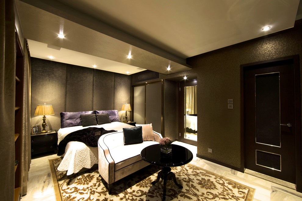 Idee per una camera matrimoniale minimalista con pareti marroni e pavimento in marmo