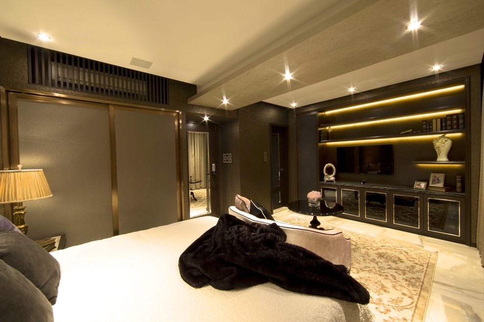 Immagine di una camera matrimoniale minimalista con pareti marroni e pavimento in marmo