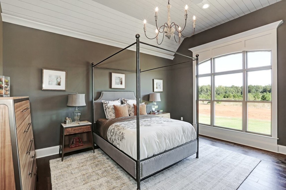 Ejemplo de dormitorio principal de estilo de casa de campo de tamaño medio sin chimenea con paredes marrones, suelo de madera en tonos medios y suelo marrón