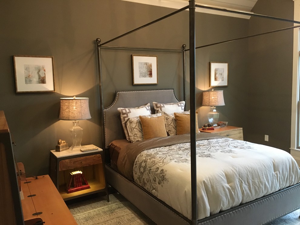 Diseño de dormitorio principal campestre de tamaño medio sin chimenea con paredes marrones, suelo de madera en tonos medios y suelo marrón