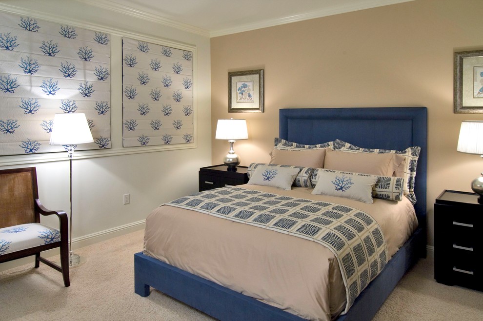 Foto di una camera degli ospiti tropicale con pareti beige e moquette