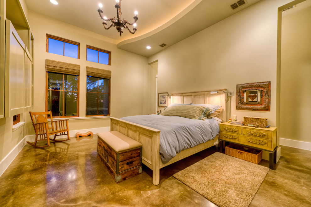 На фото: большая хозяйская спальня в классическом стиле с бетонным полом, бежевыми стенами и коричневым полом без камина с