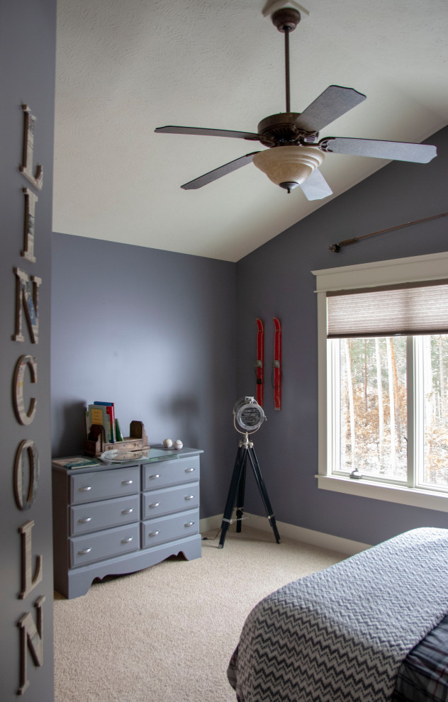 Cette photo montre une chambre chic de taille moyenne avec un mur bleu, aucune cheminée, un sol beige et un plafond voûté.