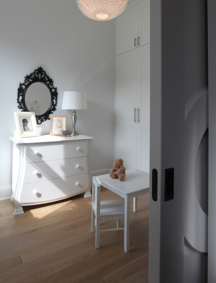 Пример оригинального дизайна: спальня в стиле неоклассика (современная классика) с серыми стенами и светлым паркетным полом