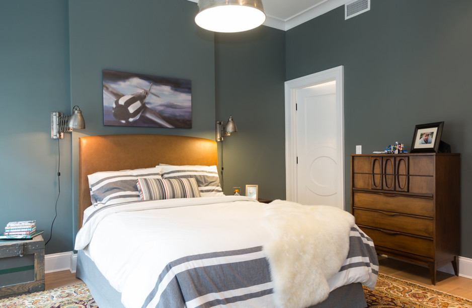 Idee per una camera da letto classica con pareti grigie e parquet chiaro