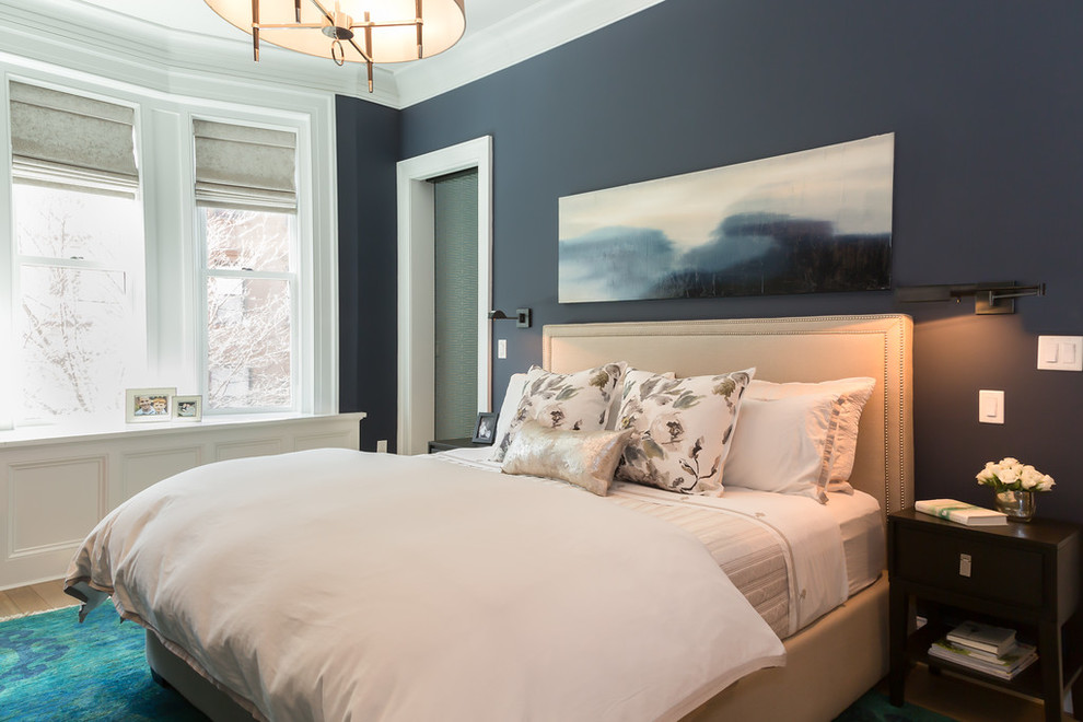 Стильный дизайн: хозяйская спальня в стиле неоклассика (современная классика) с синими стенами, светлым паркетным полом и стандартным камином - последний тренд