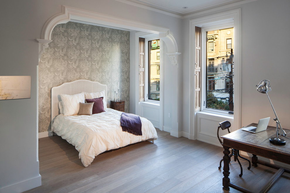 Стильный дизайн: хозяйская спальня в стиле неоклассика (современная классика) с разноцветными стенами и паркетным полом среднего тона без камина - последний тренд