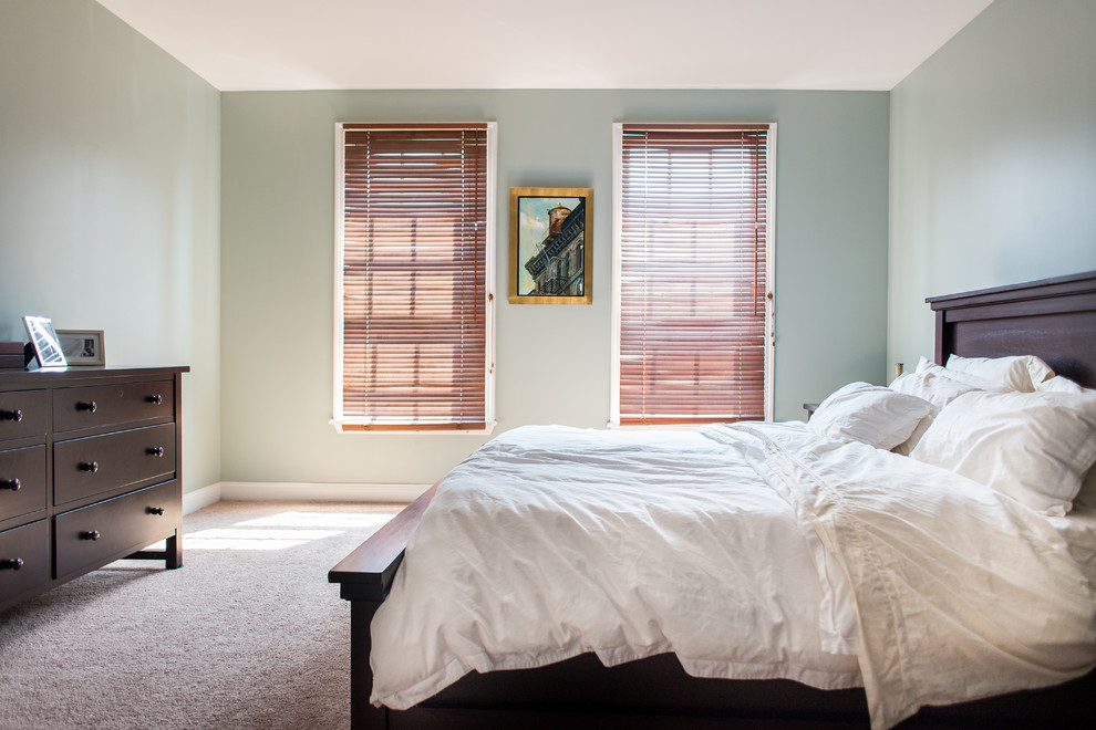 Стильный дизайн: маленькая хозяйская спальня в классическом стиле с зелеными стенами и ковровым покрытием для на участке и в саду - последний тренд