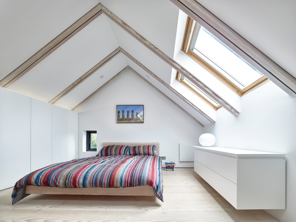 Foto di una camera da letto contemporanea con pareti bianche e parquet chiaro