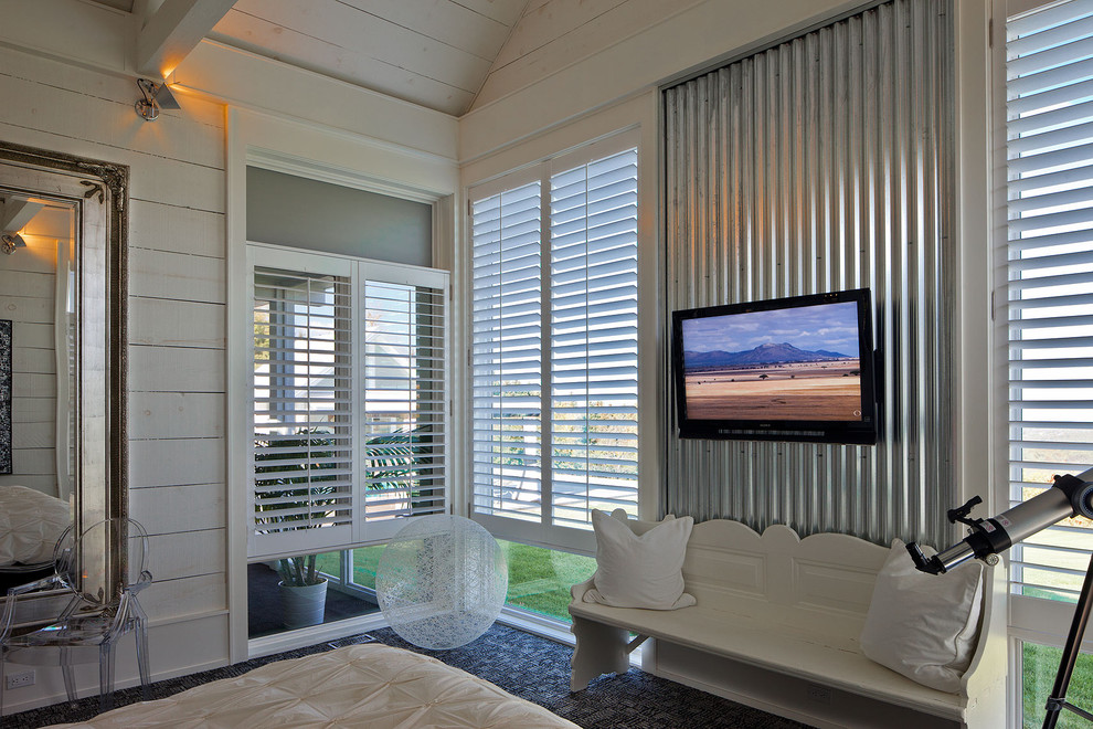 Стильный дизайн: спальня в стиле рустика с белыми стенами, ковровым покрытием и телевизором без камина - последний тренд