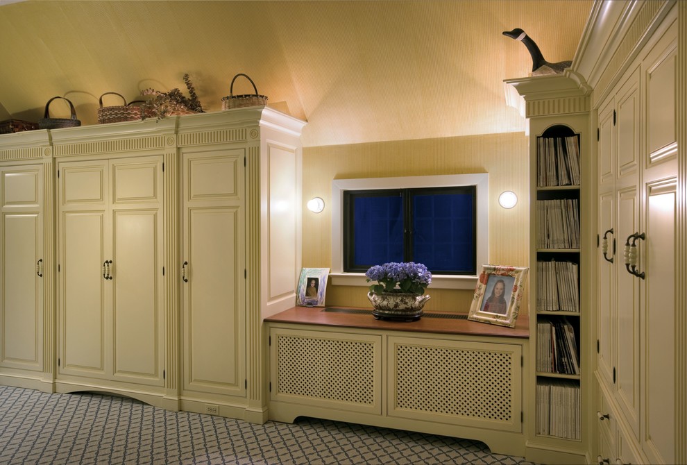 ニューアークにある広いトラディショナルスタイルのおしゃれな主寝室 (黄色い壁、カーペット敷き、標準型暖炉、木材の暖炉まわり、ベージュの床) のレイアウト