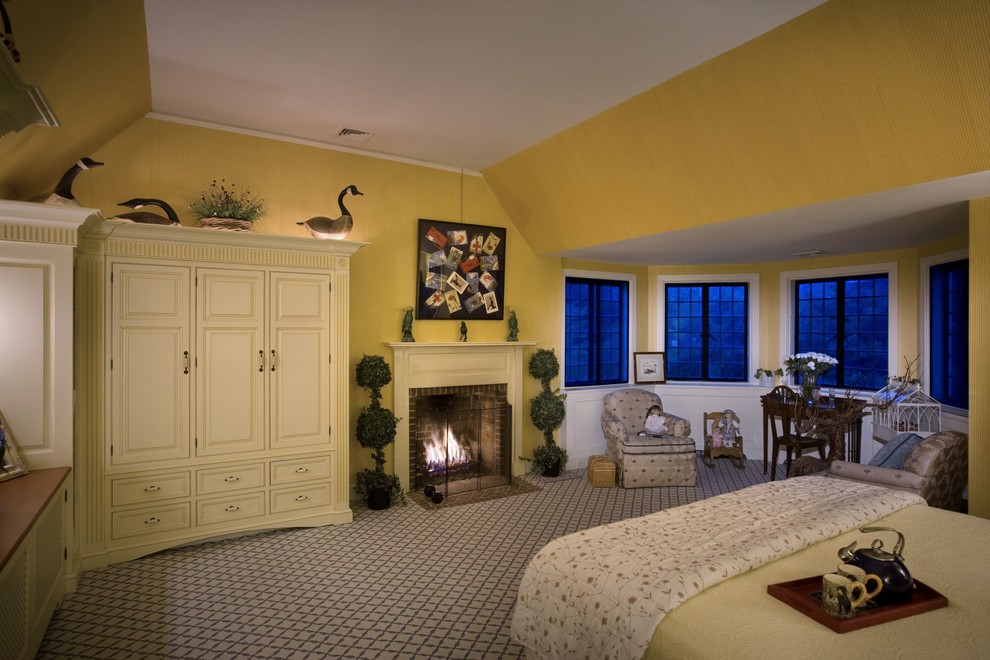 Foto på ett stort vintage huvudsovrum, med gula väggar, heltäckningsmatta, en standard öppen spis, en spiselkrans i trä och beiget golv