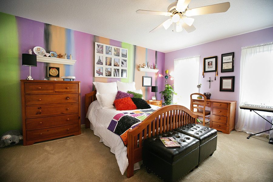 Ejemplo de habitación de invitados clásica de tamaño medio sin chimenea con paredes púrpuras y moqueta