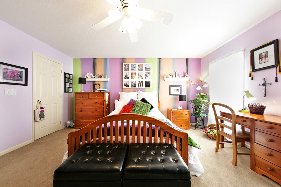Exemple d'une chambre tendance de taille moyenne avec aucune cheminée et un mur multicolore.