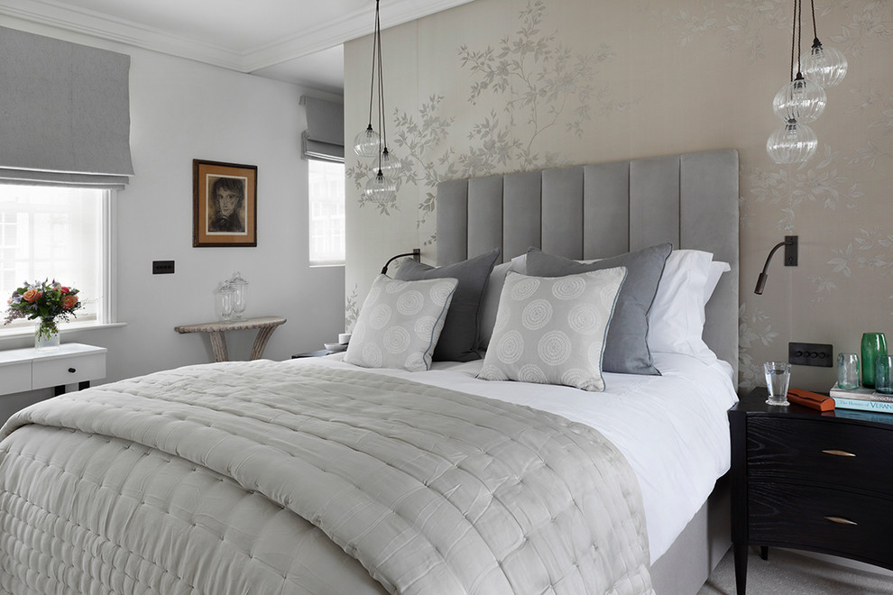 Свежая идея для дизайна: хозяйская, серо-белая спальня в стиле неоклассика (современная классика) с серыми стенами и ковровым покрытием - отличное фото интерьера
