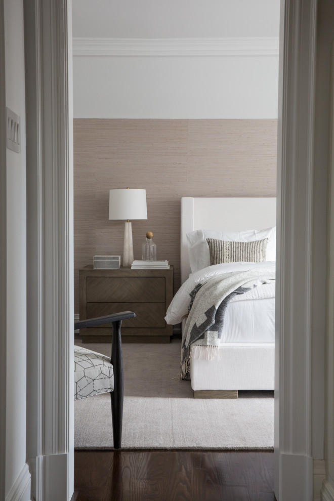 На фото: спальня в стиле неоклассика (современная классика) с бежевыми стенами, темным паркетным полом и коричневым полом