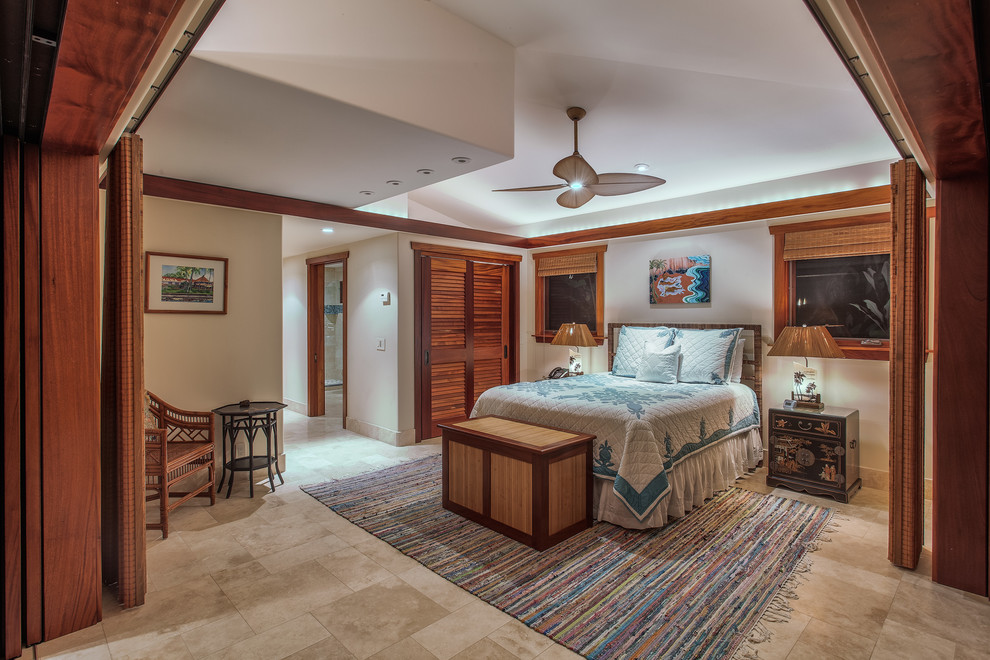ハワイにある中くらいなトロピカルスタイルのおしゃれな客用寝室 (ベージュの壁、ライムストーンの床) のレイアウト