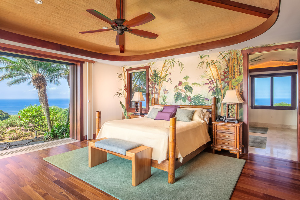 ハワイにある中くらいなトロピカルスタイルのおしゃれな主寝室 (ベージュの壁、濃色無垢フローリング) のインテリア
